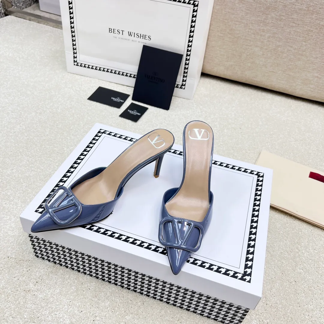 👟👟Ex-factory price 500👟👟 VALENTINO latest V Logo buckle back empty slippers 🔥🔥🔥 🕳️🕳️🕳️ Exclusive original 1-1 development, no goods without the original 〰 ɪɴѓᴏʀᴍᴀᴛɪᴏɴ 〰 Buckle: V-LoGo leather buckle Material: Imported patent leather Lining: full-grain sheepskin Outsole: Italian through-dyed cowhide Midsole: Italian original craft material Process: computer stitching, machine shaping Heel height: 4.0/8cm Made in Italy 🇮🇹 Ready-made code: 35 36 37 38 39 Ready-made custom code: 34 40 41 Delivery period 1-3 days Not retreating